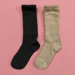 ユニクロ　ルーズソックス　ダークグレーとベージュのサムネイル