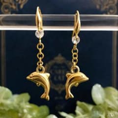イルカ　ゴールド　ジルコニア　お守り　ハンドメイドピアス　揺れるピアスのサムネイル