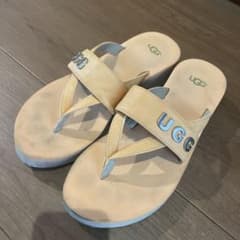 UGG サンダル ビーチ 夏のサムネイル
