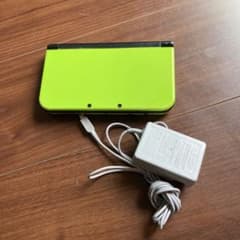 Newニンテンドー3DS LL 本体と充電器のサムネイル