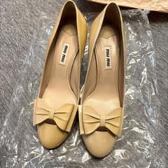 miu miu ベージュ リボン付きパンプス　37 訳あり品のサムネイル