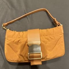 CHARLES & KEITH オレンジ クラッチバッグのサムネイル