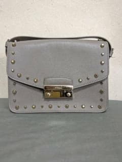 FURLA スタッズ付きグレーショルダーバッグのサムネイル