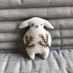 羊のブローチ　ハンドメイドのサムネイル