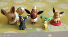 イーブイ　リーフィア　ブラッキー フィギュア