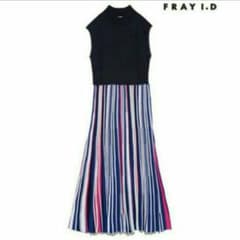 FRAY I.D マルチプリーツ柄ニットワンピース ネイビーのサムネイル