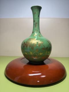 緑色の陶器製花瓶 金色の花模様のサムネイル
