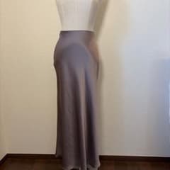 GALLARDAGALANTE グレージュ サテン ロングスカートのサムネイル