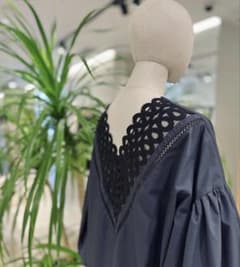 ADORE バックレース パフスリーブ ブラウス　28600円のサムネイル