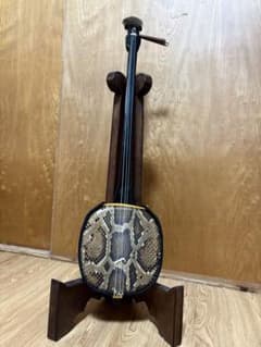 沖縄三線 本蛇皮｜約30年物｜木製スタンド付き｜現状品 - メルカリ