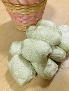薄いモスグリーン色の糸　10玉のサムネイル