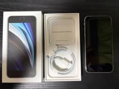 iPhoneSE第2世代64GBホワイトSIMフリーバッテリー82%のサムネイル