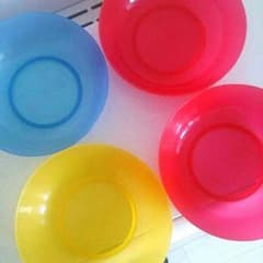 カラフル プラスチック 皿のサムネイル