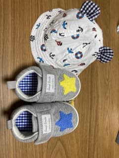 ベビーシューズと帽子のセットのサムネイル