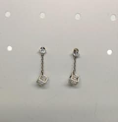 キューブモチーフ チェーンピアス 両耳用 シルバーカラー - メルカリ