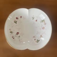 WEDGWOOD ストロベリーモチーフ ハート型皿のサムネイル
