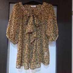 シースルー　花柄トップスのサムネイル