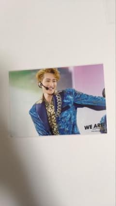 WE ARE! 青いジャケットの写真のサムネイル