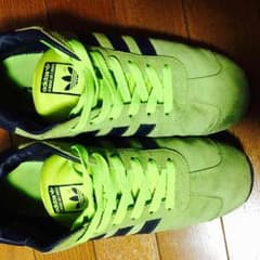 adidasスニーカーのサムネイル