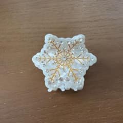 【新品・未使用】スノーフレークモチーフ ヘアクリップ ホワイト×ゴールドのサムネイル