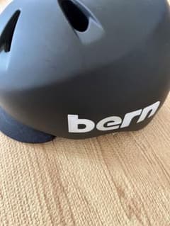 bernヘルメットのサムネイル