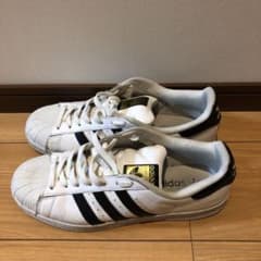 adidas スニーカーのサムネイル