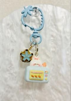 うさぎ オーブン キーホルダー ブルー いちご型　可愛い　ハンドメイド　チャームのサムネイル