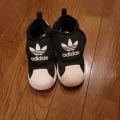 adidasキッズシューズのサムネイル