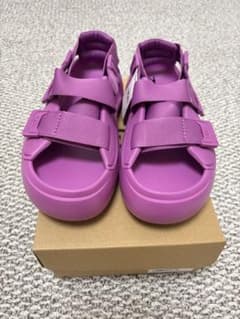 mimi_kichi さん専用UGG W STRATUS サンダル 23cmのサムネイル