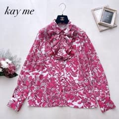 いしお様　現行 kayme ケイミー ピンクフラワー 衿付きフリルブラウス いしお様 現行 kayme ケイミー ピンクフラワー 衿付きフリルブラウス