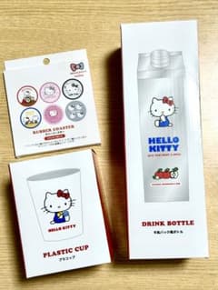 スリーコインズ ハローキティ 牛乳パック風ボトル&プラコップ＆コースターセットのサムネイル