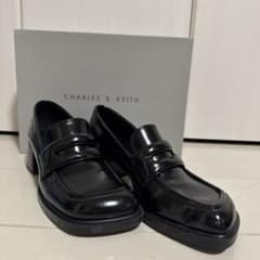 【CHARLES & KEITH】アシメトリッペニーローファーミュール 38のサムネイル