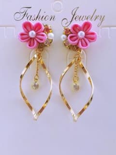 ちりめん小花とツイストフープのピアス/イヤリング ピンクのサムネイル