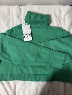 ZARA グリーンタートルネックセーターのサムネイル