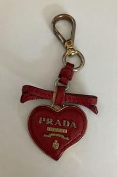 PRADA ハート型キーホルダー 赤 - メルカリ
