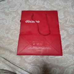 NTT docomo 赤 ショップ袋 中サイズのサムネイル
