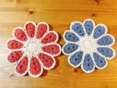 手編みお花型コースターピンクとブルー2点セットのサムネイル