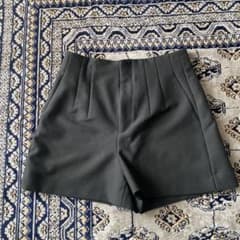 ZARA 黒短パン　レディース
