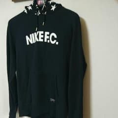 最終　3/12 まで　NIKE　パーカーのサムネイル