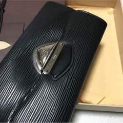 LOUIS VUITTONの財布です。定価10万のサムネイル