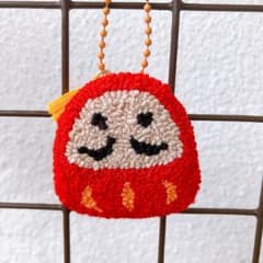 だるま パンチニードル キーホルダー　赤　開運のサムネイル
