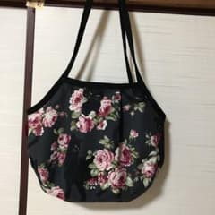 ハンドメイド　黒地に猫と薔薇グラニーバッグʕ•ᴥ•ʔのサムネイル