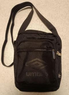 ［送料込み］umbro アンブロ 黒 ミニショルダーバッグのサムネイル