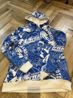 新品未使用　熊本ヴォルターズ フード付きパーカー Lサイズ 青と白のパターンのサムネイル
