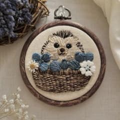 ハリネズミとベリーの森かご｜刺繍壁飾りのサムネイル