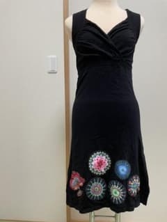 美品/Desigual デシグアル ワンピース/Sサイズ/黒×花柄/美シルエットのサムネイル