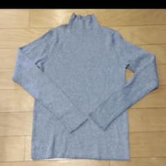 UNIQLO ハイネックシャイニーニット　シルバーのサムネイル