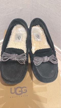UGG ブラックモカシン リボン付き - メルカリ
