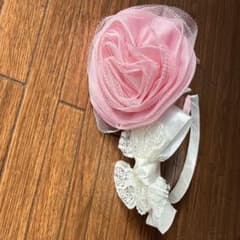 ピンクの花とレースのヘアバンドのサムネイル