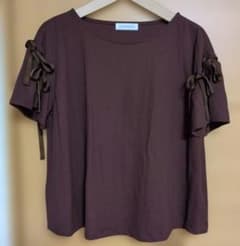 Couture Brooch 袖リボン Tシャツ ブラウンのサムネイル